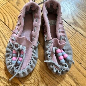 ✨ Charming Pink and Gray Kids Moccasins, Sz L toddler 8.5 Fringe Beaded Suede